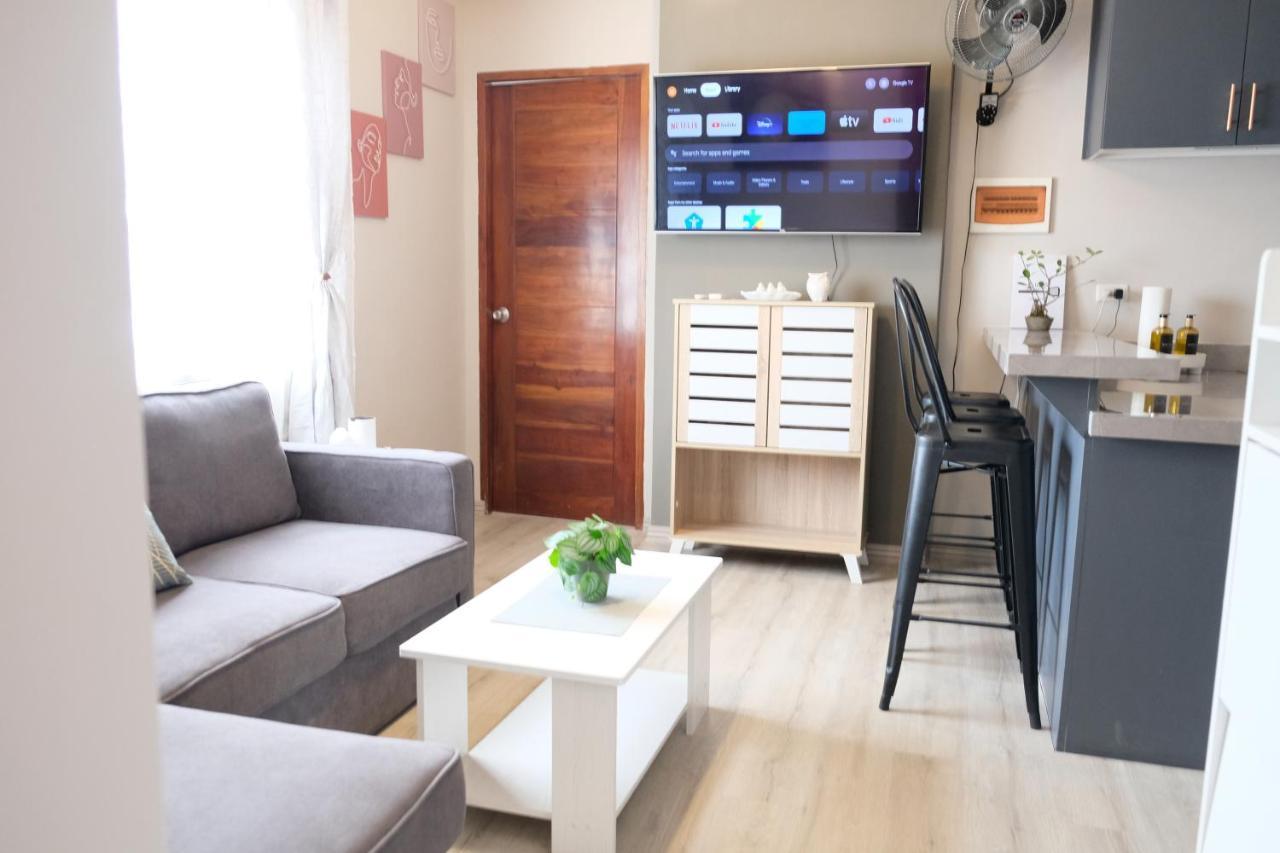 2-Bedroom Boutique City Condo - Newly Renovated! セブ市 エクステリア 写真